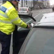 Un hoț de locuințe a fost prins fără carnet la volanul unei mașini furate